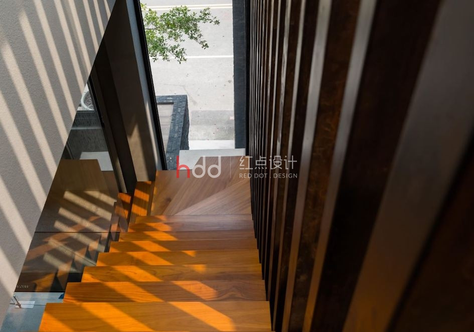 顛覆你的想像!綠草地 mix 工業風的超新奇辦公室-1.jpg