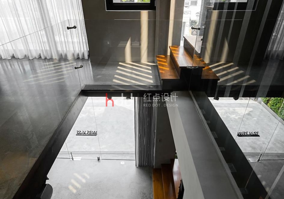 顛覆你的想像!綠草地 mix 工業風的超新奇辦公室-2.jpg