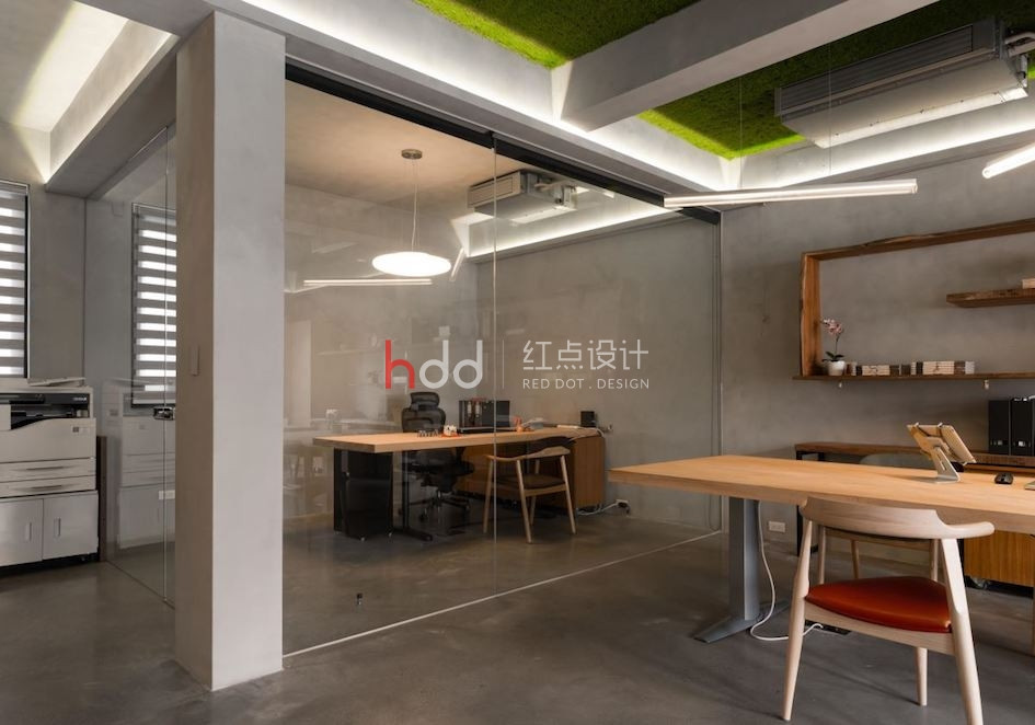 顛覆你的想像!綠草地 mix 工業風的超新奇辦公室-5.jpg